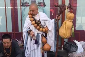 潘家园的文玩“怪咖”：图6大爷一定是翡翠的“骨灰级”粉丝图片