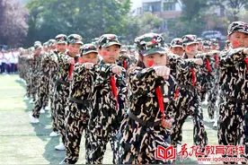 你穿迷彩的样子真帅！青岛长沙路小学展示军训成果、献礼伟大祖国图片