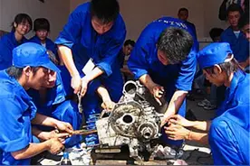 为何钳工、焊工这种技工不吃香了？窦文涛：要跟国外学“学徒制”图片