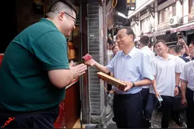 李克强来到重庆磁器口，用实际行动支持商家带动消费图片