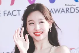 林娜琏，兔牙甜甜的可爱图片