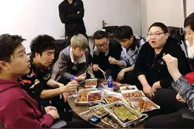 PDD的晚餐和宝哥的晚餐，再对比大司马的晚餐，差距有点大图片