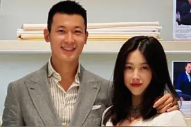 朱珠怀孕7个月现身老公新店，众人面前被王昀佳搂怀中，一脸甜蜜图片
