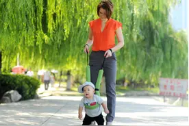 "会爬"和"不会爬"的宝宝，有何区别？医生：这4点差别很大图片