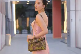 38岁贵妇出门，就穿了一块布！图片