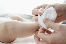 为啥宝宝总爱“脱袜子”？看完这些原因泪目，很少有爸妈知道图片