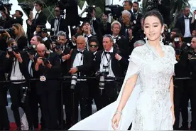 25个美女明星红毯PK：巩俐霸气，刘亦菲仙气，章子怡有底气图片