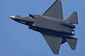 FC-31“鹘鹰”的新进度，已去掉空速管，并采用灰色隐身涂料图片