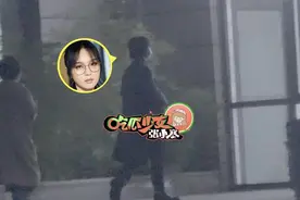 周笔畅素颜逛街聚餐，面对美食超强定力，频看手机转移注意图片