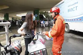 一个多月没回家，妻子偷偷到抢险救援现场看他……图片