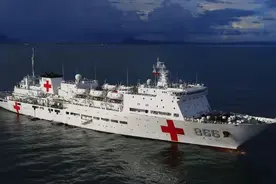 中国“医院船”海外救死扶伤！“女军医”张天爱：要嫁这条船图片