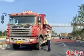 交警布控合江套湘江隧道口，2小时查获三辆“百吨王”图片