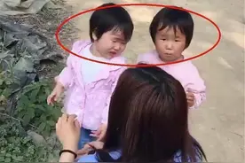 双胞胎姐妹，一个老人带，一个妈妈带，一年后两者的差距不是一点图片