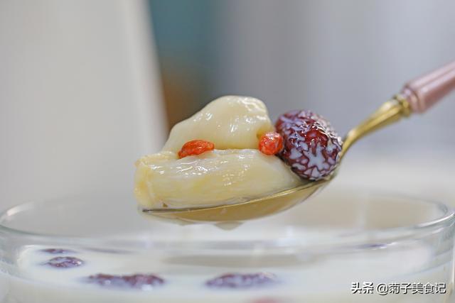花胶炖鲜奶牛奶会老吗 2026年花胶炖牛奶营养好处