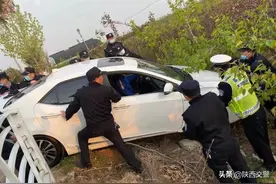 陕西|惊！渭南一女司机错把油门当刹车冲进农田！图片