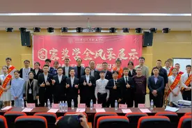 四川希望汽车职业学院举行2021年国家奖学金答辩会图片