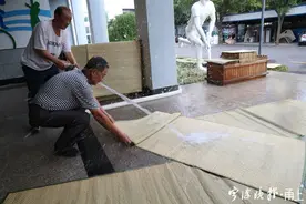宁波慈溪这所学校太暖心！4天帮学生洗晒1000多张凉席图片