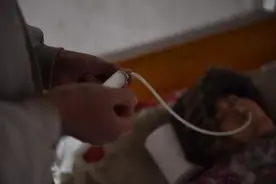 不能回家过年的植物人：100万“活死人”的托养困境图片