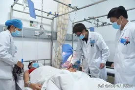 北海29岁男子锯木不慎断指，医生花费6个小时成功再植图片