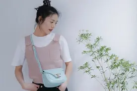 刘雯私服营业，白色T恤叠穿裸色吊带针织背心，太可了图片