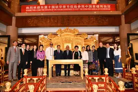 国际博物馆日驻华使节团参访中国紫檀博物馆图片