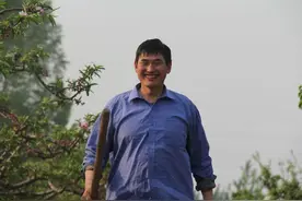 大衣哥在农村建别墅，被同村村民举报，大家都眼红他过上好日子图片