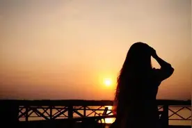 女人想你了，不会说我想你，通常用这四种方法暗示你图片