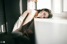 小说：坏同学将她有腿疾的朋友绊倒，她气得和她打架，竟惊动总裁图片