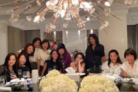 那英与杨坤喝酒，手里夹烟宛如大姐大，后者喝到脸通红和美女贴脸图片