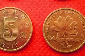 生活中常见的一枚五角硬币，仔细一看，价值涨了十几倍，别再花了图片
