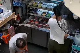“大爷拿放大镜看外卖单号”刷屏，麻辣烫店主：心里重重一击图片