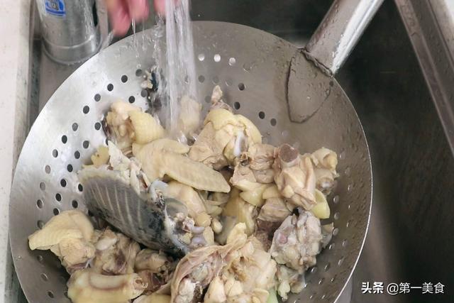 16一斤的甲鱼到底怎么做才香？加点鸡肉一起炖，汤鲜肉嫩还大补