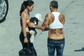 68岁泰王爱穿小背心低腰裤，唯有陪伴儿子提帮功时，穿起老头衫图片