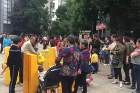 太揪心了！摇摇车又出事故，切断幼童4根手指，许多家长还在投币图片