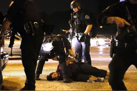 抗议蔓延美国30多个城市，“特朗普辞职”冲上热搜，枪店宣布打折图片