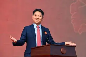 全村凑500块供他上学，如今他身价千亿，每年都回村发万元大红包图片