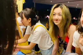 李嫣一头金发摆摊做义卖，每件衣服售价100元，路人争相合照图片