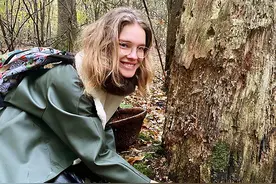 38岁LV太子妃森林采蘑菇，素颜清新似少女，长子蓄须比妈显老图片