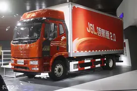 高顶双卧纯平地板，解放J6L 6米8载货车配置很给力图片