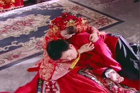 大喜之日，新郎靠在新娘怀里，静静死去，虐心视频封面