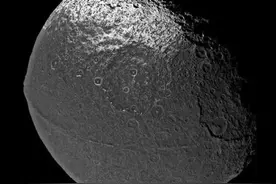 太阳系中，一颗被焊接起来的星球，网友：难道是太空飞船？图片