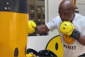 泰森签约恶搞品牌，疯狂击打沙袋示威：我可不是好惹的图片