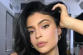 富婆凯莉·詹娜的男友过生日，卡戴珊家族五姐妹几乎全体表示祝贺图片