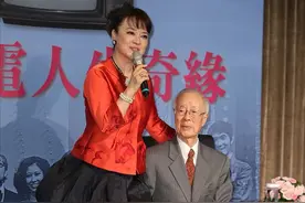 秦沛前女友翁倩玉都71岁了，可打扮得还挺俏皮，花苞裙看着好蓬松图片