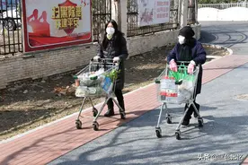 推着小区超市购物车直接回家，为生活超市疫情期间便民措施点赞 图片