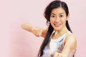 宁愿单身也不接受谢霆锋，转身嫁豪门生4娃，今44岁成婚姻美满图片