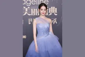 28岁“玄女”祝绪丹超级青睐连衣裙 各种炫彩裙很迷人 脚更漂亮图片