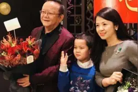王刚娶小娇妻，60岁“老来得子”本以为是人生赢家，现状令人心疼图片