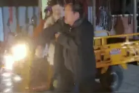 谢广坤戏外调戏儿媳妇？摸手贴身小蒙躲不及，网友：想揩油图片