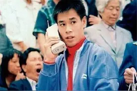 80年代土豪的"奢侈品"，摩的不是谁都能有，大哥大象征着财富图片